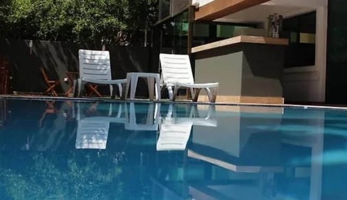 Habitación estándar con 2 camas individuales, balcón, vistas a la piscina