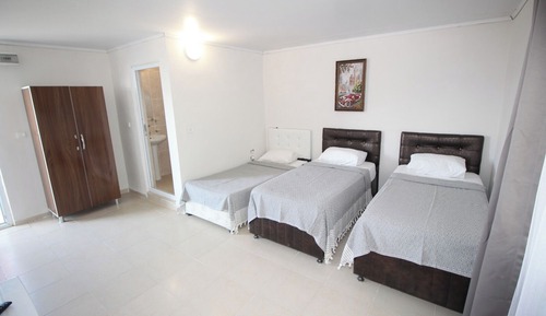 Habitación triple estándar, balcón, vistas al jardín