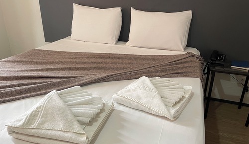 Habitación estándar con 1 cama doble o 2 individuales, balcón, vistas al jardín