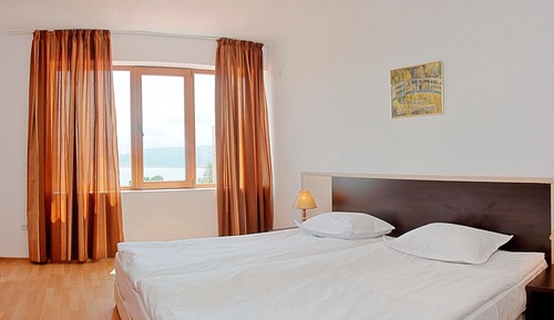 Habitación básica con 1 cama doble o 2 individuales, balcón, vistas al parque