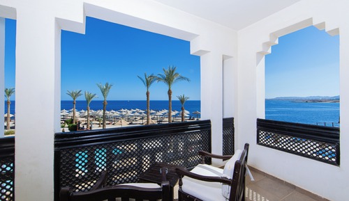Habitación junior con 1 cama doble o 2 individuales, vistas parciales al mar