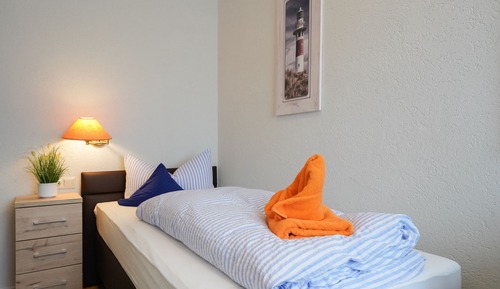 Habitación individual básica, baño privado, vistas al patio (Einzelzimmer klein, 1 OG)