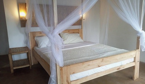 Habitación estándar con 1 cama doble o 2 individuales, balcón, vistas al parque