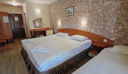 Habitación triple Confort, vistas al jardín