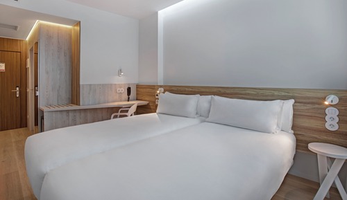 Habitación básica con 2 camas individuales