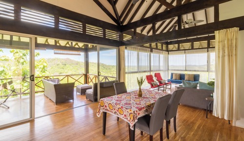 Casa panorámica en un árbol