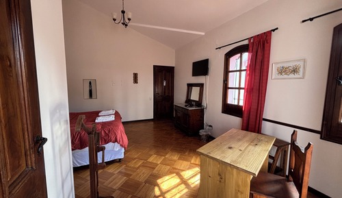 Habitación superior con 1 cama doble o 2 individuales, vistas al patio