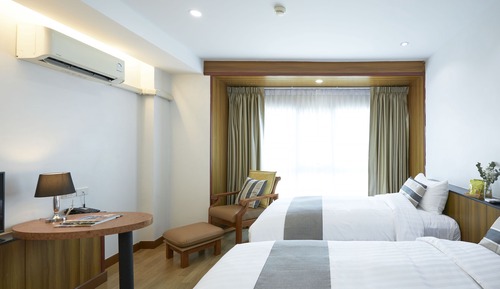 Habitación superior con 2 camas individuales, vistas a la ciudad