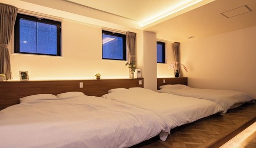 Suite Deluxe, varias camas, baño privado, en edificio anexo