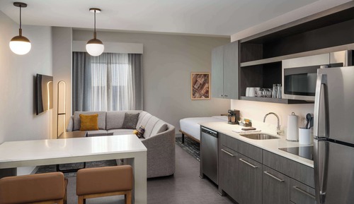 Suite estudio, 1 cama de matrimonio grande, en esquina