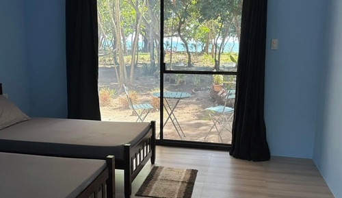 Habitación con 2 camas individuales, balcón, vistas a la playa