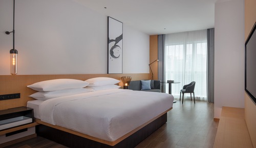 Habitación superior, 1 cama de matrimonio grande, vistas a la ciudad