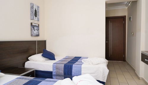 Habitación básica con 2 camas individuales, balcón
