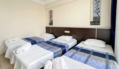 Habitación triple básica, balcón