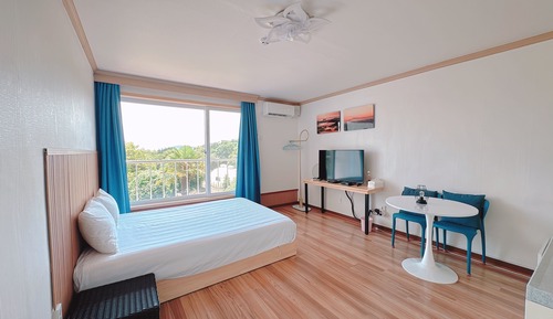 Habitación básica, varias camas, cocina básica, vistas al jardín
