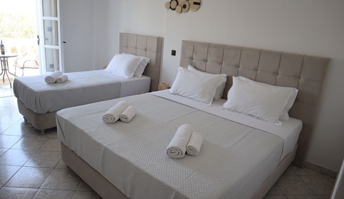 Habitación triple superior, vistas al jardín