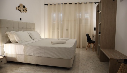 Habitación superior con 2 camas individuales, vistas parciales al mar