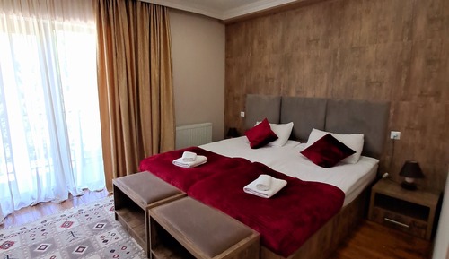 Habitación clásica con 1 cama doble o 2 individuales, balcón, vistas a la montaña