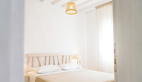 Suite, patio, vistas parciales al mar