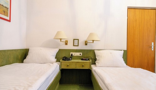 Habitación básica con 2 camas individuales