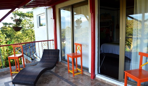 Habitación superior con 1 cama doble o 2 individuales, balcón, vistas a la montaña