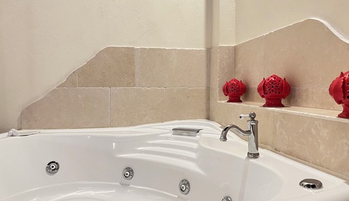 Habitación de lujo, 1 cama doble, baño privado, vistas parciales al mar