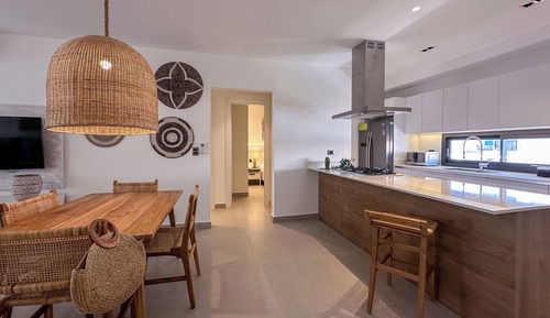 Apartamento de lujo, 2 habitaciones, vistas parciales al mar