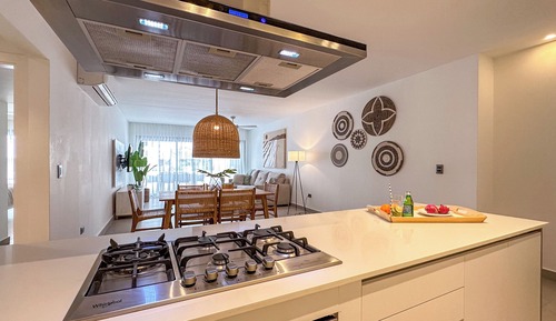 Apartamento de lujo, 3 habitaciones, vistas parciales al mar