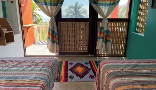 Habitación clásica con 2 camas individuales, balcón, vistas a la playa