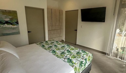 Casa familiar, 3 habitaciones, piscina privada, vistas al jardín