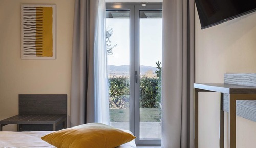 Habitación clásica con 1 cama doble o 2 individuales, balcón, vistas al jardín