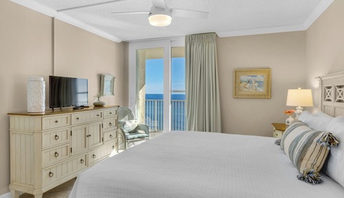 Apartamento, varias camas, balcón, vistas al mar (BeachCrest 1102)