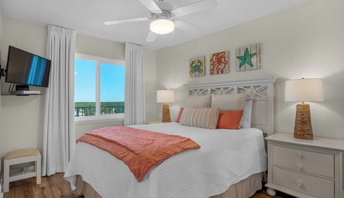 Apartamento, varias camas, balcón, vistas al mar (BeachCrest 1005)