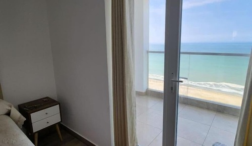 Apartamento familiar, balcón, vistas parciales al mar