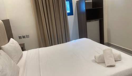 Habitación individual básica, 1 cama de matrimonio, no fumadores, vistas a la ciudad