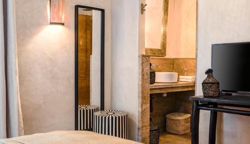 Habitación estándar con 1 cama doble o 2 individuales, vistas a la ciudad