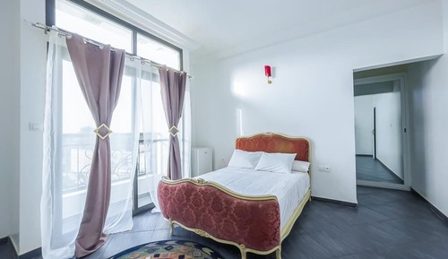 Apartamento clásico, balcón