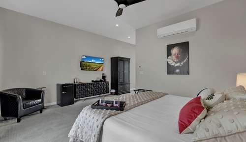 Room, 1 King Bed, Pool Access, Pool View