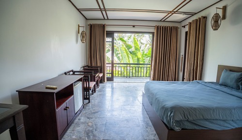 Habitación superior, 1 cama de matrimonio grande, vistas al jardín