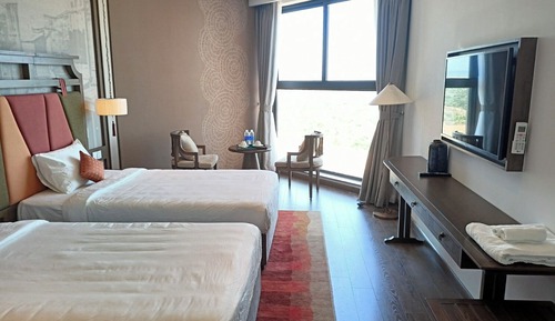 Habitación Deluxe con 2 camas individuales, 1 cama de matrimonio grande, vistas al mar