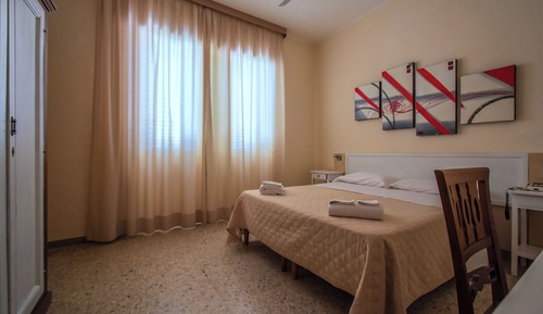 Habitación básica, vistas a la piscina