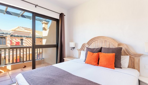 Habitación, vistas parciales al mar