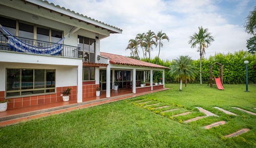 Chalet, acceso a la piscina, en la zona del jardín
