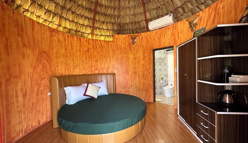 Habitación con 2 camas individuales, 1 cama de matrimonio grande, en la zona del patio