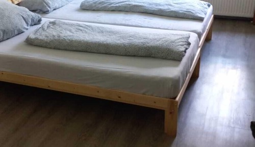 Habitación básica con 2 camas individuales