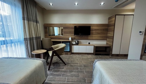 Habitación superior con 1 cama doble o 2 individuales, vistas a la montaña