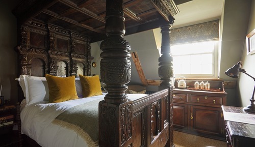 Extremely Small Room 4
