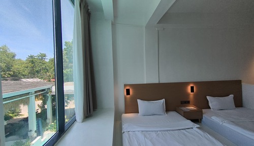 Habitación Deluxe doble, 2 camas dobles, balcón, vistas a la piscina