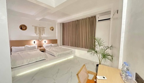 Habitación Deluxe con 2 camas individuales, 2 camas dobles, balcón, vistas al jardín
