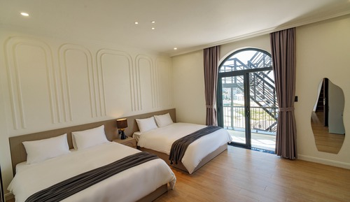 Habitación superior, 2 camas de matrimonio, balcón, vistas a la ciudad